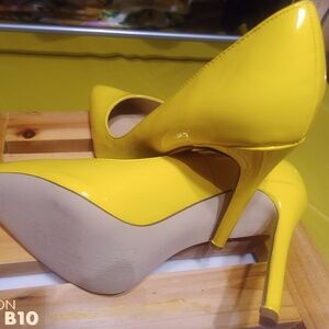 Yellow Heels / NEW